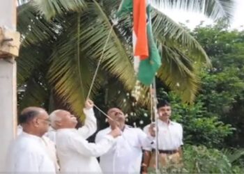 मोहन भागवत ने लहराया तिरंगा