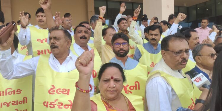 गुजरात: जिग्नेश मेवाणी समेत कांग्रेस के 14 विधायक एक दिन के लिए निलंबित