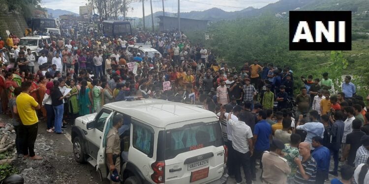 अंकिता भंडारी हत्याकांड मामले में लोगों का फूडा गुस्सा, सड़क जाम