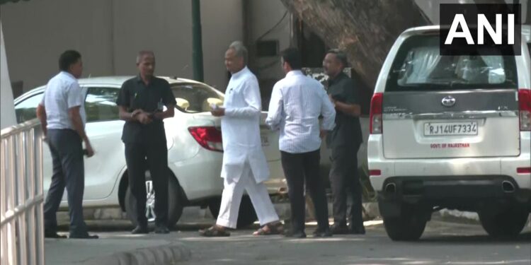 सोनिया गाँधी से मिलने पहुंचे गहलोत, आ सकता है बड़ा फैसला