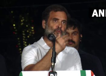 जनता द्वारा चुनी सरकार को गिराने का अधिकार BJP व RSS को किसने दिया: राहुल गाँधी