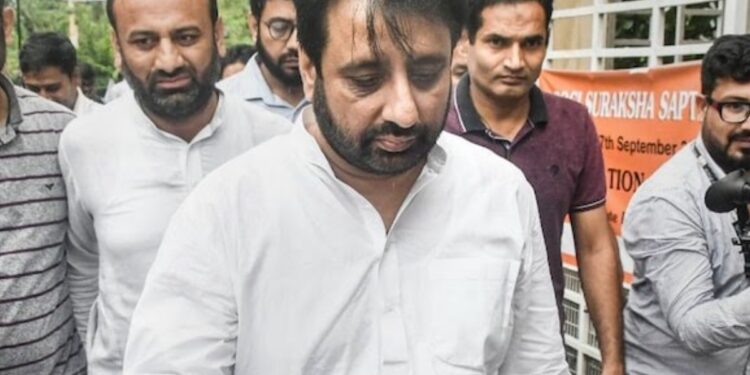 ACB अफसर का आरोप, विधायक अमानतुल्लाह खान के समर्थकों ने किया दुर्व्यवहार