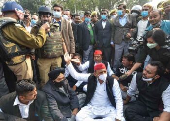 काफी समय बाद सड़क पर दिखे सपा प्रमुख अखिलेश यादव