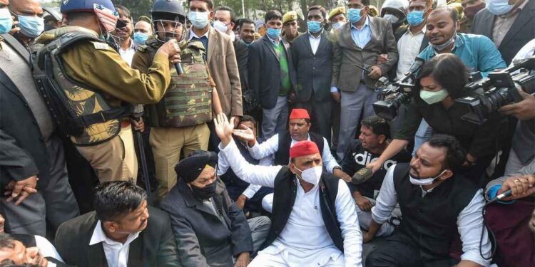 काफी समय बाद सड़क पर दिखे सपा प्रमुख अखिलेश यादव