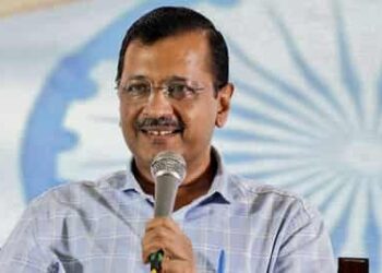 भाजपा गुजरात हारने के डर से आप को कुचलने का काम कर रही: केजरीवाल