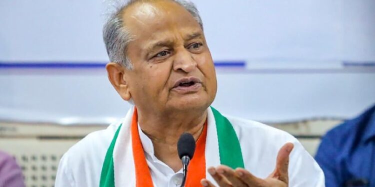 अध्यक्ष पद की रेस से गहलोत बाहर दिख रहे हैं, सचिन का होगा फ़ायदा