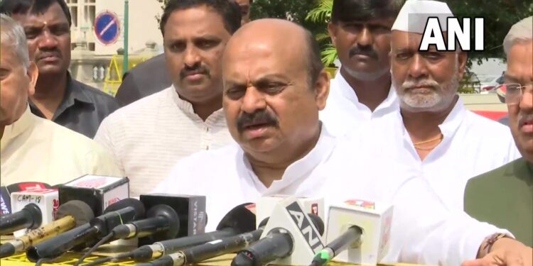 कांग्रेस पर बरसे कर्नाटक CM, बोले सोनिया राहुल समेत पूरी पार्टी ज़मानत पर है