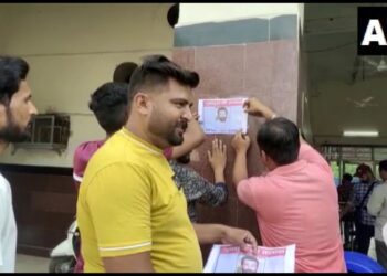 संसदीय क्षेत्र से गायब पर सांसद सनी देओल का लोगों ने लगाया “लापता” का पोस्टर