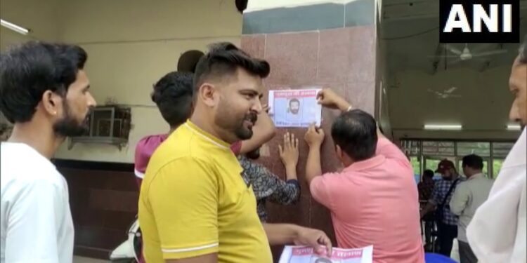 संसदीय क्षेत्र से गायब पर सांसद सनी देओल का लोगों ने लगाया “लापता” का पोस्टर