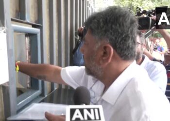 डीके शिवकुमार ED ऑफिस पहुंचे, बोले संघीय एजेंसी के समक्ष पेश होने आया हूँ