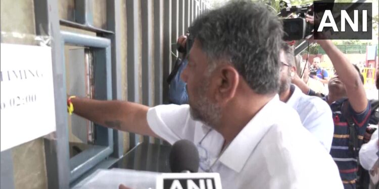 डीके शिवकुमार ED ऑफिस पहुंचे, बोले संघीय एजेंसी के समक्ष पेश होने आया हूँ