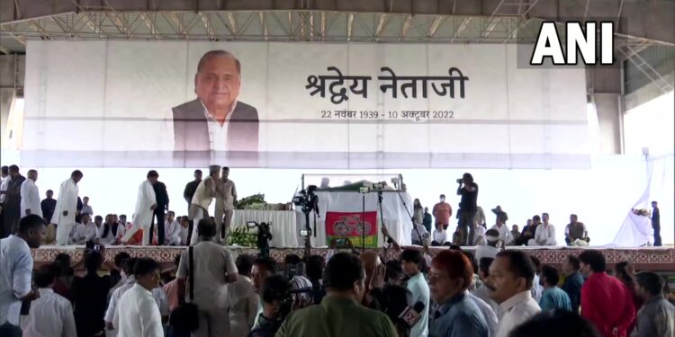 मुलायम सिंह यादव की अंतिम यात्रा में उमड़ा जनसैलाब, प्रदेश में शोक की लहर