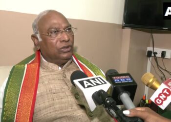 बेरोजगारी और महंगाई पर हमें संसद से सड़क तक लड़ना है: खड़गे