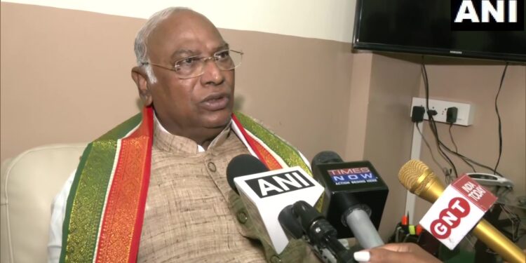 बेरोजगारी और महंगाई पर हमें संसद से सड़क तक लड़ना है: खड़गे