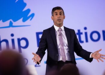 ब्रिटेन की PM लिज ट्रस के इस्तीफा के बाद ऋषि सुनक ने पेश की दावेदारी