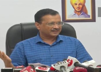 नोटों पर गांधी की तस्वीर के साथ भगवान गणेश और लक्ष्मी की तस्वीर लगाई जाए: केजरीवाल