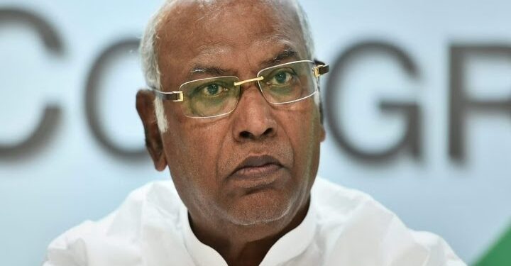 राज्यसभा में विपक्ष के नेता के पद से खड़गे का इस्तीफ़ा