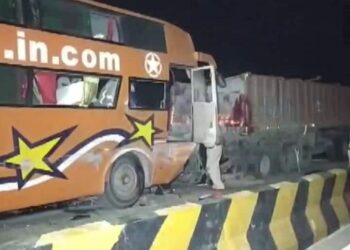 हैदराबाद से उत्तर प्रदेश जा रही बस का ट्रेलर से टक्कर, 15 की मौत