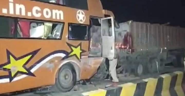 हैदराबाद से उत्तर प्रदेश जा रही बस का ट्रेलर से टक्कर, 15 की मौत