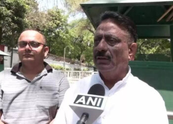 कांग्रेस नेता का आरोप, अडानी 70 रुपये किलो सेब खरीदकर उन्हें 250-300 रुपये में बेचते हैं