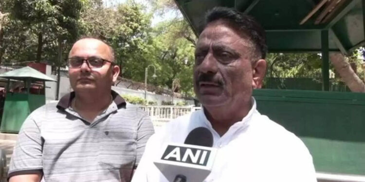 कांग्रेस नेता का आरोप, अडानी 70 रुपये किलो सेब खरीदकर उन्हें 250-300 रुपये में बेचते हैं