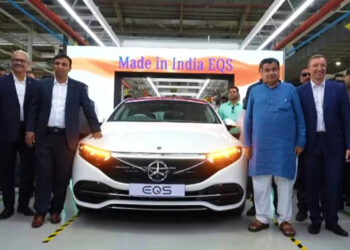भारत में बनी पहली मर्सिडीज कार के लॉन्चिंग पर बोले गडकरी, आपकी कार मैं नहीं खरीद सकता