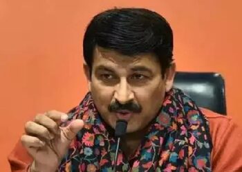 केजरीवाल को छठ पूजा की तैयारी के लिए दिल्ली में रुकना चाहिए था: मनोज तिवारी