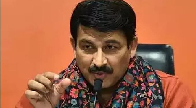 केजरीवाल को छठ पूजा की तैयारी के लिए दिल्ली में रुकना चाहिए था: मनोज तिवारी