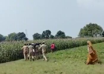 औरैया में किशोरी का निवस्त्र शव मिलने से बवाल, मचा हड़कंप