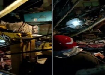 दिल्ली में एक बिल्डिंग का छत गिरने से मची अफरा तफरी