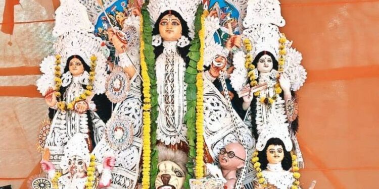 दुर्गा पूजा पंडाल में महिषासुर की जगह महात्मा गांधी की प्रतिमा लगाने पर बवाल