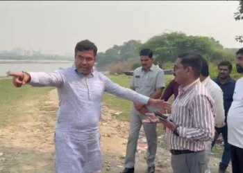 भाजपा सांसद अधिकारी से अभद्रता से बात करते हुए कहा कि ये केमिकल तेरे सर पर डाल दूं