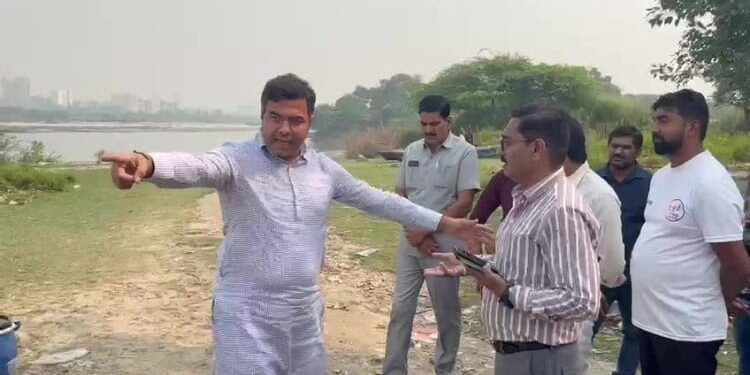 भाजपा सांसद अधिकारी से अभद्रता से बात करते हुए कहा कि ये केमिकल तेरे सर पर डाल दूं