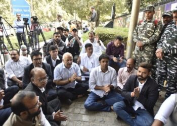 चुनाव आयोग के कार्यालय के बाहर धरने पर बैठे सिसोदिया, बोले कि आप प्रत्याशियों का हो रहा अपहरण