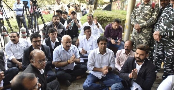 चुनाव आयोग के कार्यालय के बाहर धरने पर बैठे सिसोदिया, बोले कि आप प्रत्याशियों का हो रहा अपहरण