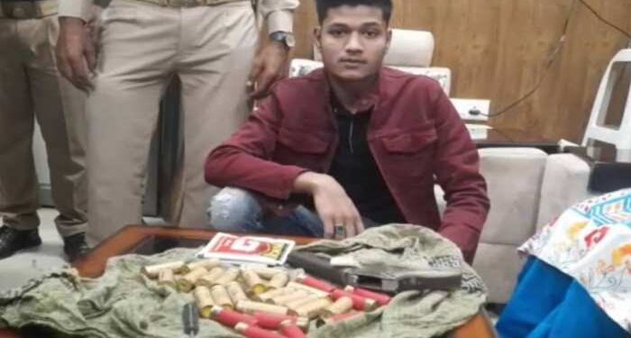 AMU में दिनदहाड़े 2 युवकों ने की फायरिंग, पुलिस ने किया गिरफ़्तार
