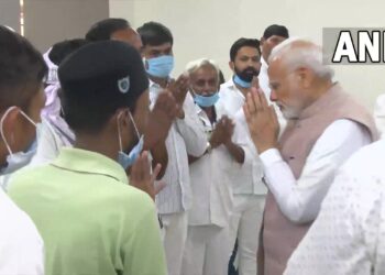 मोरबी ब्रिज हादसे में घायलों से मिले PM मोदी, अधिकारियों के साथ की बैठक