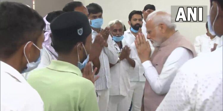 मोरबी ब्रिज हादसे में घायलों से मिले PM मोदी, अधिकारियों के साथ की बैठक