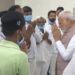 मोरबी ब्रिज हादसे में घायलों से मिले PM मोदी, अधिकारियों के साथ की बैठक