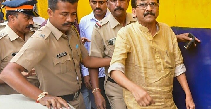 संजय राउत की बढ़ी मुश्किलें, 14 दिन न्यायिक हिरासत बढ़ा दी गई