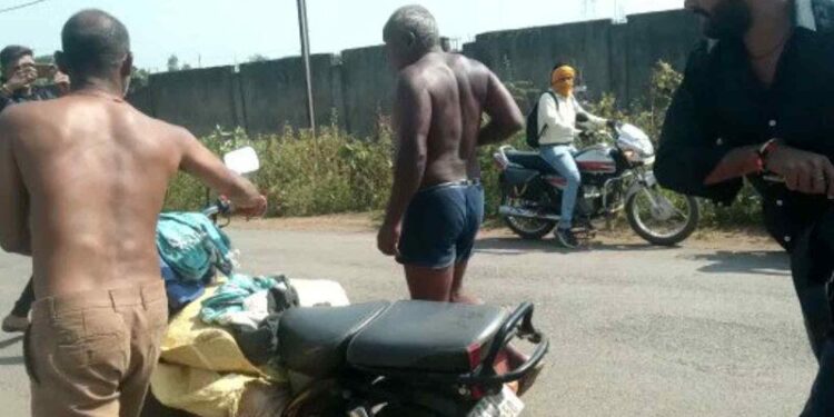 छत्तीसगढ़: गौमांस बेचने के शक में ग्रामीणों ने दो लोगों को पीटा, अंडरवियर में घुमाया