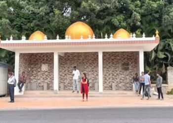 मस्जिद जैसा दिखने वाले बस स्टैंड पर बोले BJP सांसद, बुलडोज़र से गिरवा दूंगा