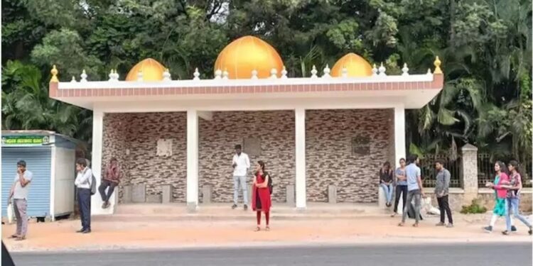 मस्जिद जैसा दिखने वाले बस स्टैंड पर बोले BJP सांसद, बुलडोज़र से गिरवा दूंगा