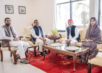 मैनपुरी उपचुनाव से पहले एक साथ दिखे अखिलेश और शिवपाल यादव