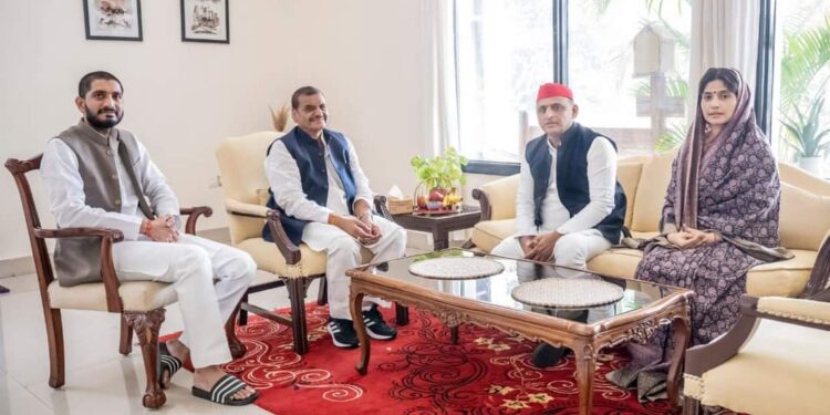 मैनपुरी उपचुनाव से पहले एक साथ दिखे अखिलेश और शिवपाल यादव