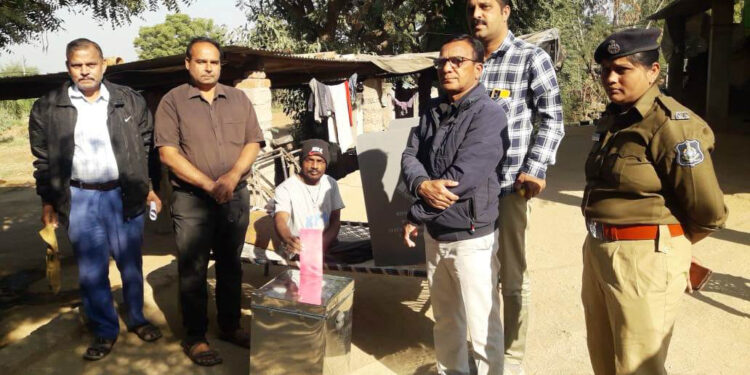 साबरकांठा जिले में पहले दिन 351 दिव्यांग व बुजुर्ग मतदाताओं ने घर बैठे किया मतदान