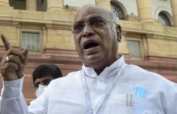 मोदी सरकार पूरी तरह से RSS के सामने खुद को कर रखा आत्मसमर्पण: खड़गे