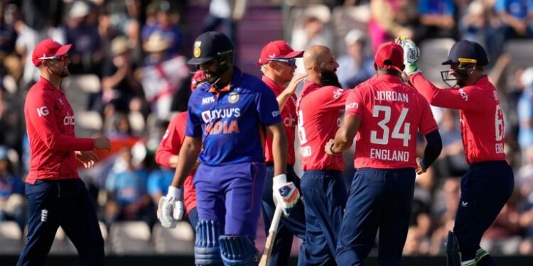 इंग्लैंड से सेमीफाइनल में हारकर बाहर हुई टीम इंडिया, एक बार फिर टूटा सपना