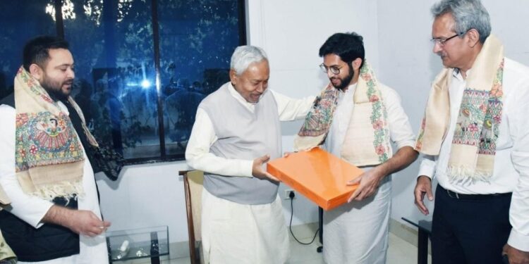 शिवसेना नेता आदित्य ठाकरे ने की CM नितीश कुमार व तेजस्वी यादव से मुलाक़ात