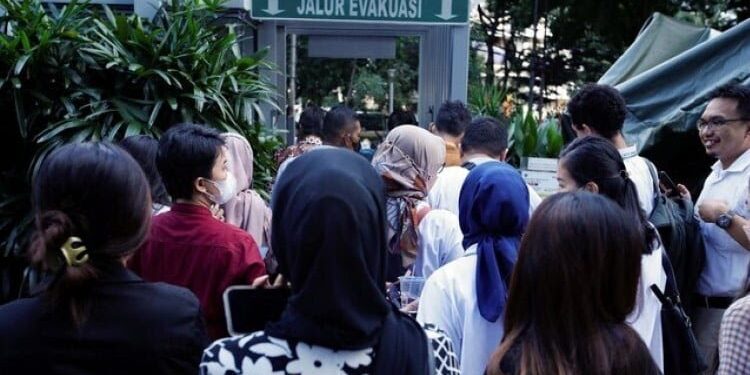 भूकंप से हिला इंडोनेशिया, 56 लोगों की मौत 300 से ज्यादा घायल